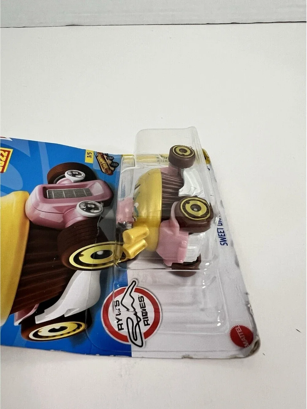 Hot Wheels Sweet Driver Cupcake (2021) Fast Foodie 3/5 Die-Cast Toy Car #61/250